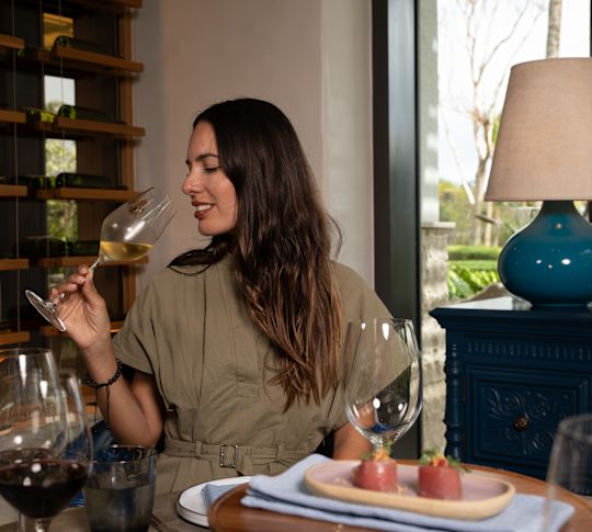 O femeie luând masa la restaurantul Maratea