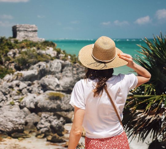 Frauen, die sich die Ruinen ansehen