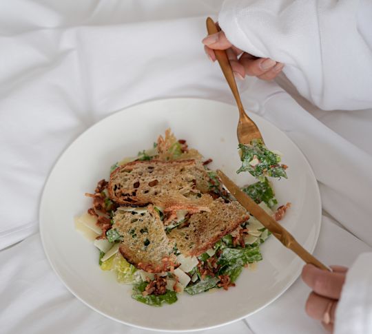 Salade de repas d'une femme dans une chambre