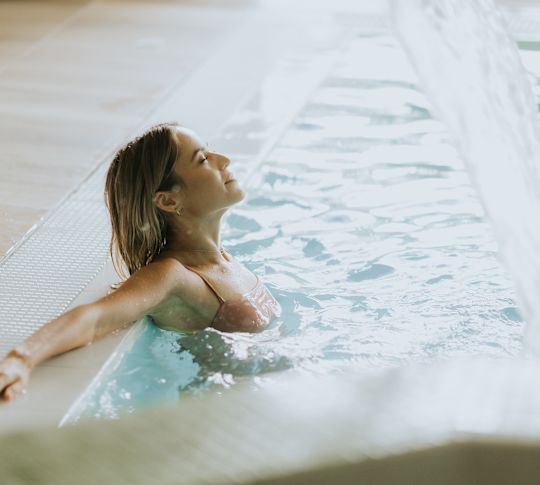 Spa'da Su Terapisi Yapan Bir Kadın