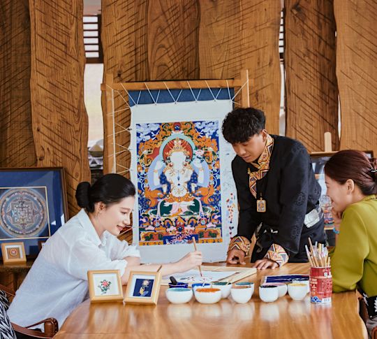 People learning to paint