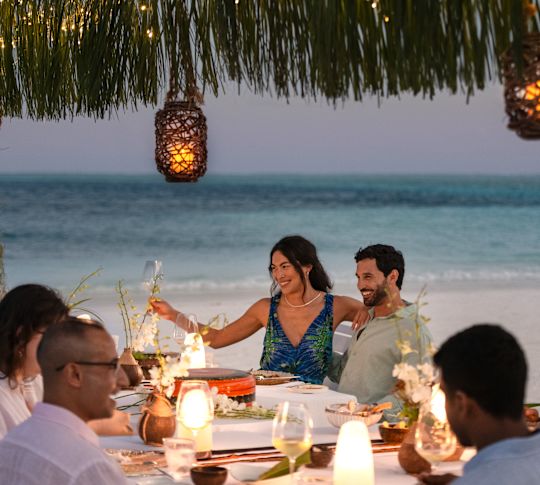 ビーチのレストランでお食事をする人々