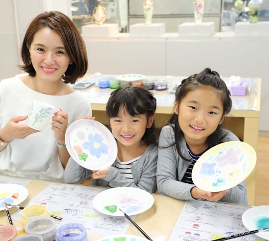絵に描いたお皿を持つ2人の子供を持つお客様