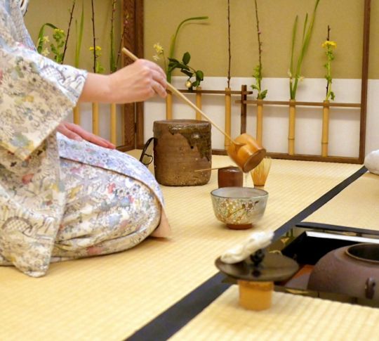 ボウルに液体を入れるお客様