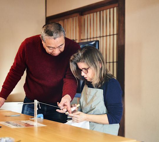 塗装方法を指導されるお客様