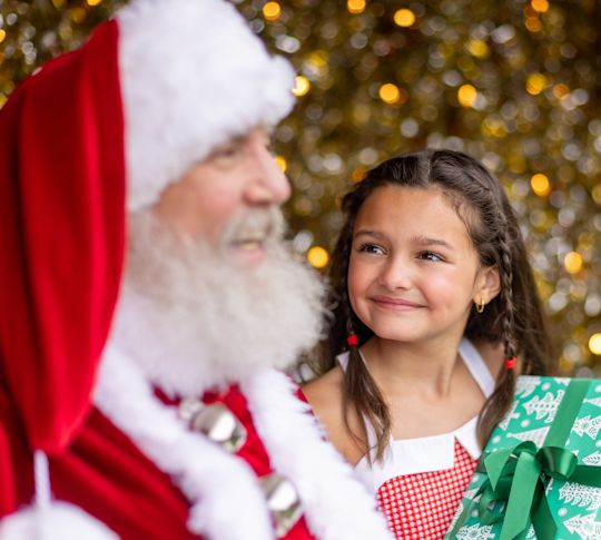 Una bambina riceve un regalo da Babbo Natale
