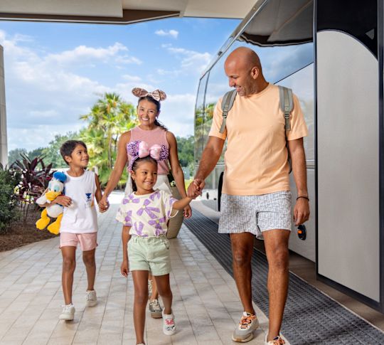 famiglia che sale sulla navetta