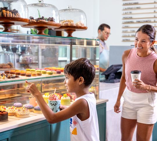 ospiti che acquistano dessert al bar Little Spoon