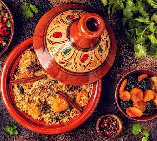 Plat de pâtes et légumes dans un bol au restaurant