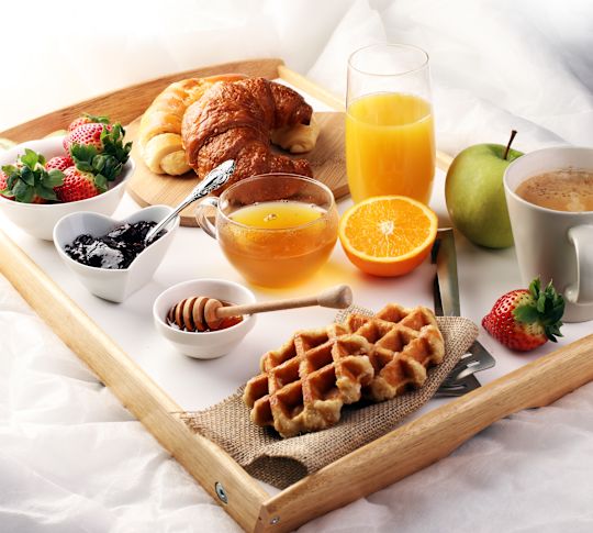 Plateau en bois avec petits déjeuners