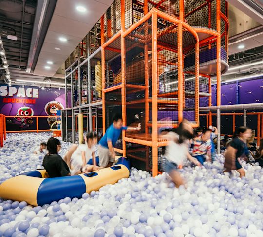 Bambini in movimento che giocano nell'area giochi di Kitztopia