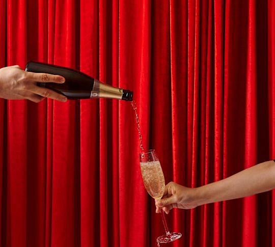 Orang Menuangkan Sampanye ke dalam Gelas