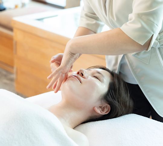 Frau, die im Spa eine Gesichtsbehandlung erhält