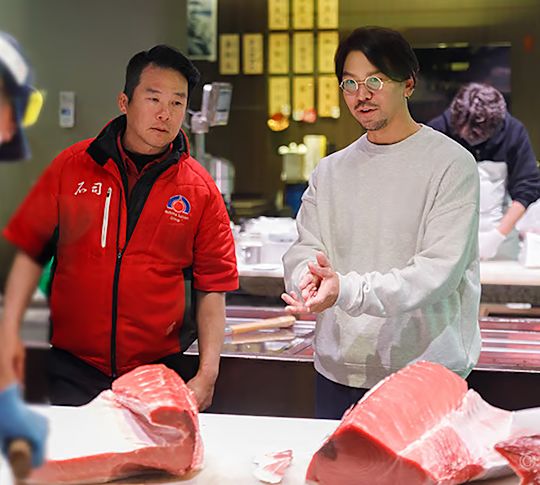 Chef-kok bereidt vlees in een restaurant