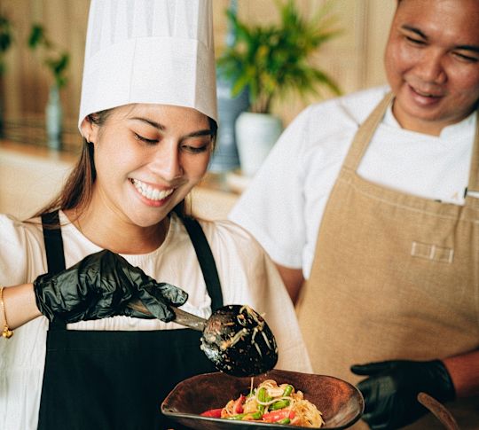 Chefs preparando uma louça em um restaurante