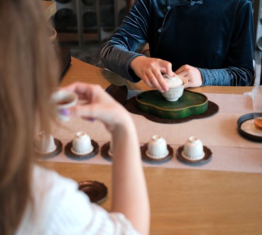Menschen, die mit den Händen Essen zubereiten