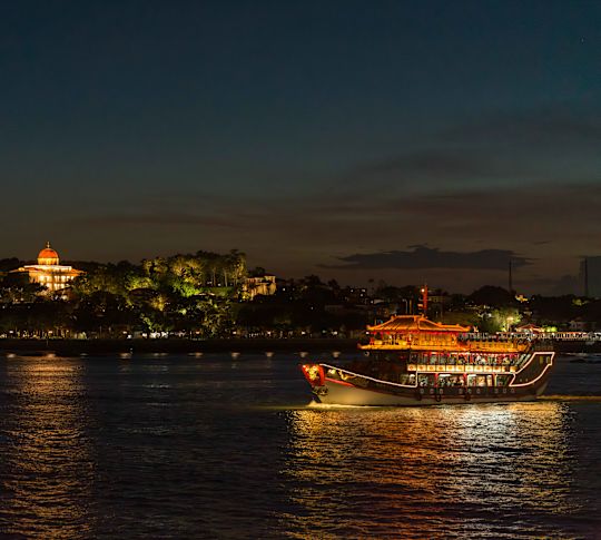 Boot auf dem Wasser bei Nacht