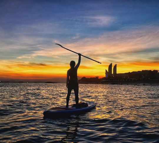 Personen-Paddleboarden in der Abenddämmerung