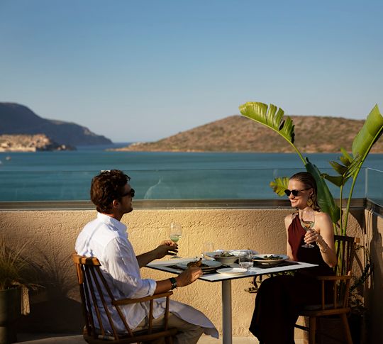 Restaurace Tesoro Mio s několika restauracemi a malebným výhledem na moře a hory v pozadí.
