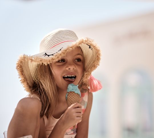 Fille devant un cône de glace au Platia Pop-up Restaurant-transition
