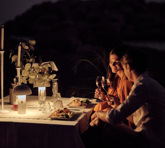 Couple savourant un dîner aux chandelles