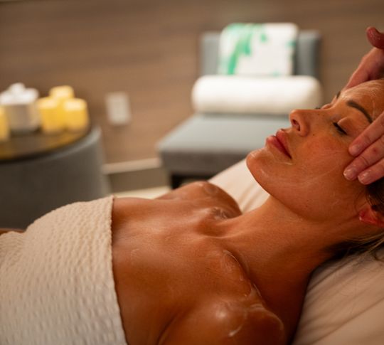 Femeie care primește un masaj pe cap la spa