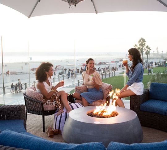 Freunde bei Drinks im Restaurant "Sun Deck"