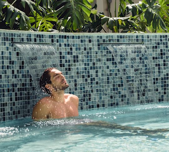 Bărbat bucurându-se de un tratament cu hidroterapie la spa