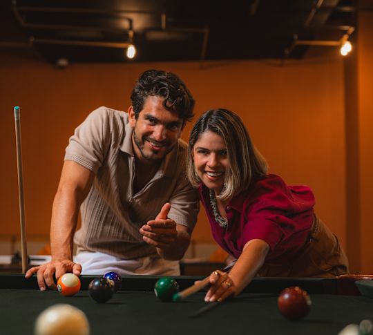 Un cuplu jucând la piscina Serrei Gastropub.