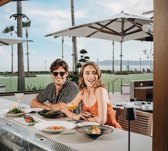 clients dînant au bar-restaurant Nobu del Coronado. Vue sur la cour et l'eau
