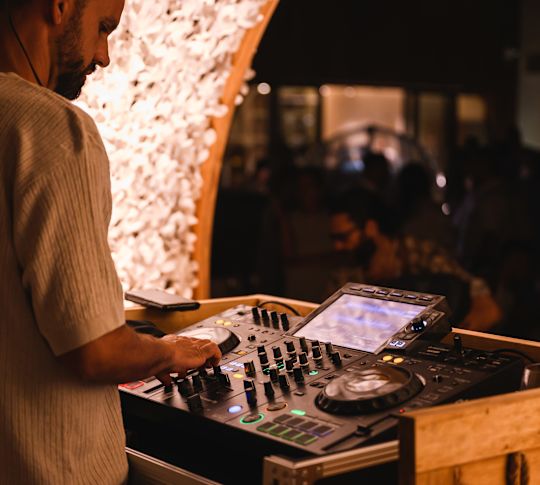 DJ spelar musik i DJ-montern för en fest