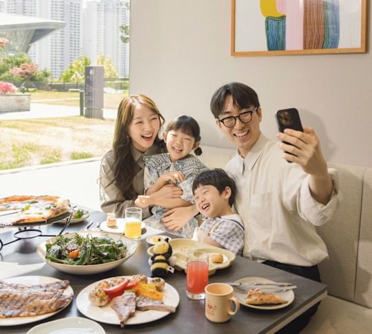 Gezin dineren in een restaurant