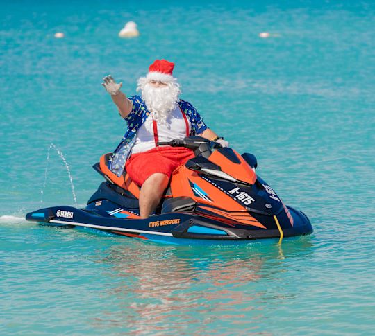 İnsanlardan Feragat Eden Su Scooter'ında Noel Baba