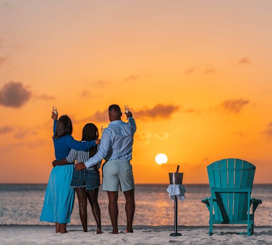 Gün Batımı Sahilinde Aile