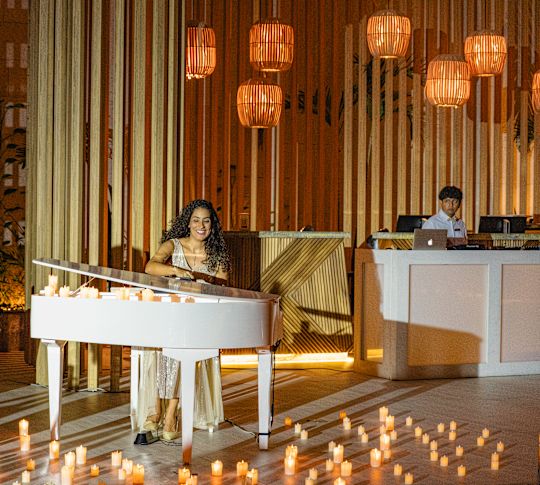 Mumlu Odada Piyano Oynayan Kadın