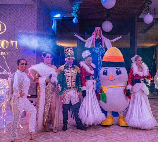 Noel Şovunda Sahne Yapmak İçin Giyim Yapan Bir Grup İnsan