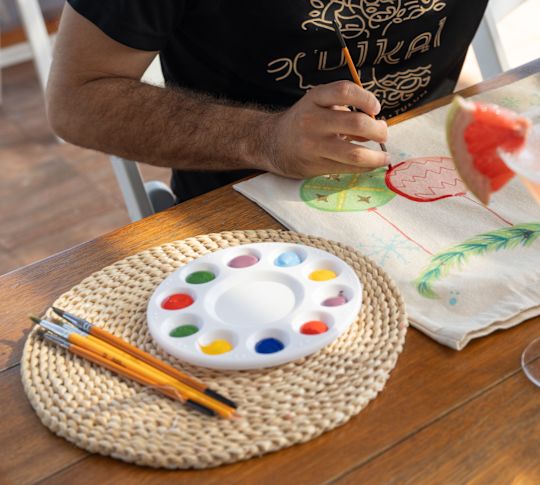 Tatil Dekorasyonları Yapan Adam