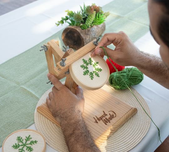 Tatiller için Nakış Dekorasyon Yapan Kişi