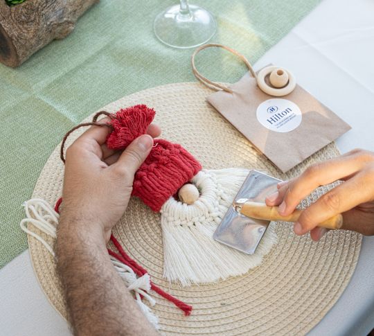 Tatil Dekorasyonunda Bulunan Kadın