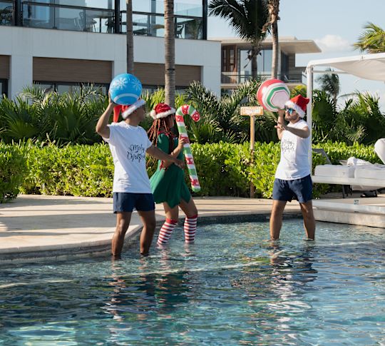 Açık Havuz Alanında Eğlenen Üç Yetişkin