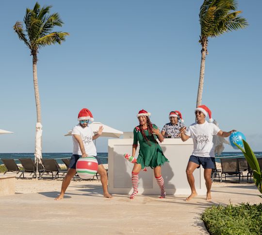 Açık Havuz Alanında Noeli Kutlayan Bir Grup İnsan