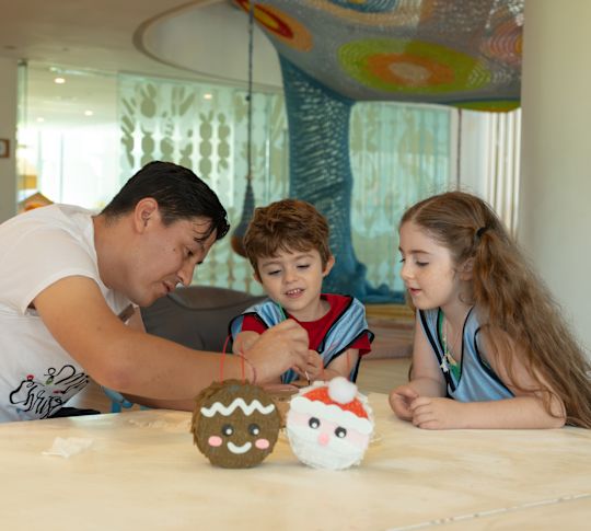 Çocuk Kulübünde İki Çocuk ve Adam