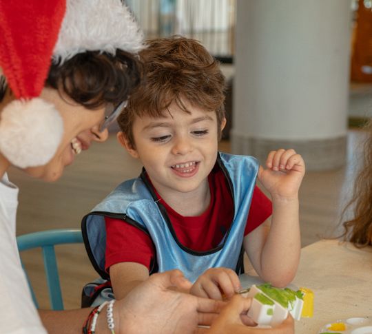 Dekorasyon Yapan Bir Erkek Çocuk Gösteren Bir Kadın