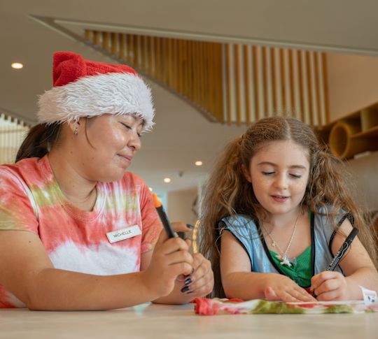 Çocuk Kulübünde Çizim Yapan Kadın ve Kız