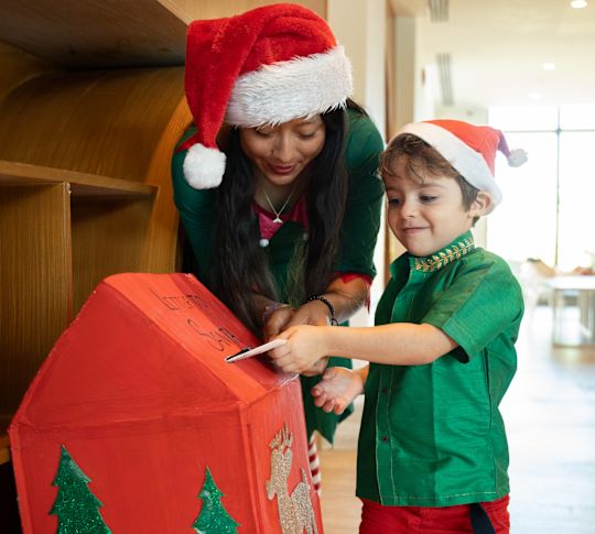Çocuk Kulübünde Noel Dekorasyonları Yapan Bir Erkek Kadın
