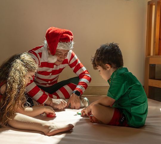 Zeminde İki Çocuk ve Bir Yetişkin Boyama Kitabı