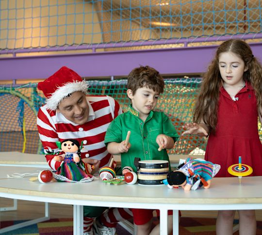 Çocuk Kulübünde Oynayan İki Çocuk ve Bir Yetişkin