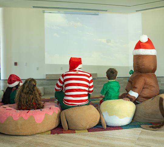 Çocuk Kulübünde Çocuklar ve Bir Yetişkin