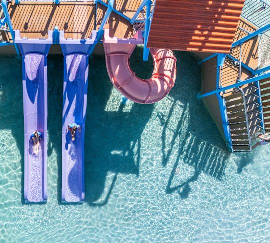 Açık Yüzme Havuzunda Sürgülü Çocuklar