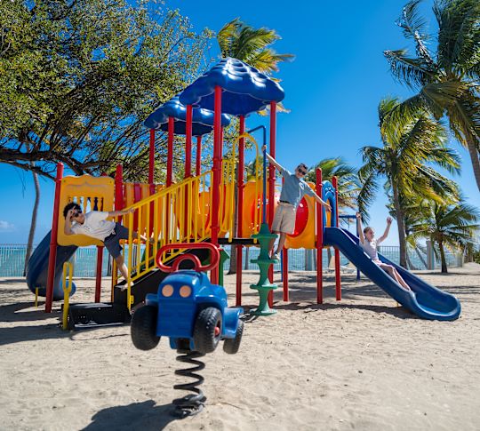 أطفال يلعبون في ملعب-انتقال